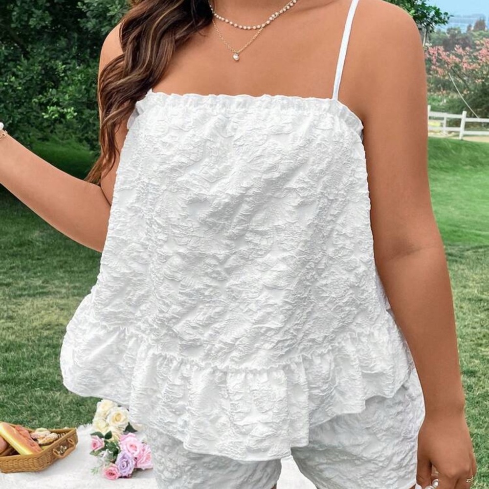 Chic White Lace Top and Shorts Set - Picture 4 of 8